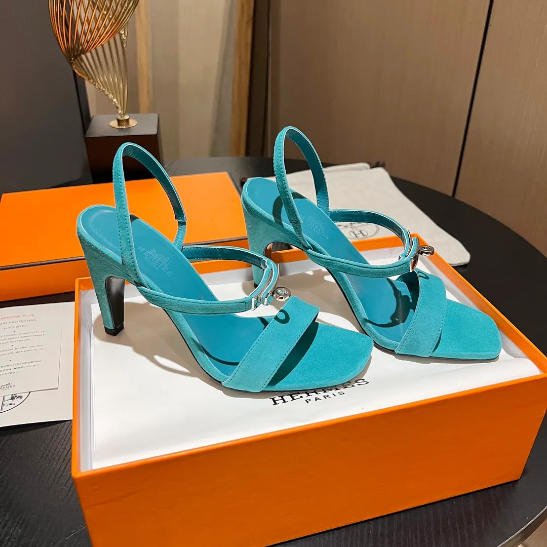 👟👟Ex-factory price 600👟👟 💋💋Continue the classics Hermes Classic H high-heeled sandals series————————Fashionable classic and versatile super comfortable It took half a year to disassemble the original version and develop it with craftsmanship and perfection in every detail Simple and smooth design to create a fashionable, classic and soft look 🥰🥰 Material: Original custom-made sheep suede, sheepskin lining for feet, Italian genuine leather outsole ▪️Heel height: 9cm ▪️SIZE: 34-42 (34.41 42 customized, non-returnable and non-exchangeable)